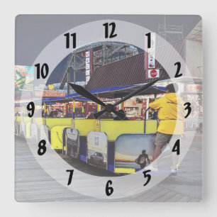 Nachtansicht der Wildwood-Straßenbahn von hinten g Quadratische Wanduhr