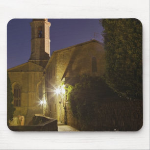 Nachtansicht einer Kirche in der Dämmerung, Pienza Mousepad