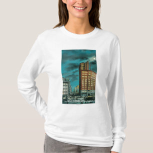 Nachtansicht herauf Kearney St. an der Chronik Gbd T-Shirt