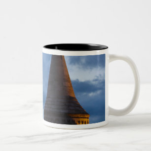 Nachtansicht von Fisherman's Bastion, Castle Hil Zweifarbige Tasse
