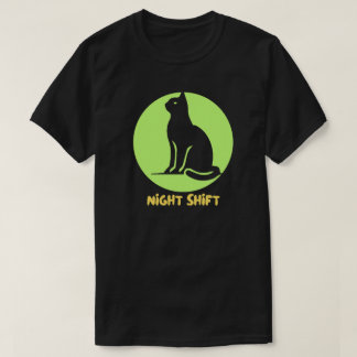 Nachtarbeit Schwarze Katze Mond Grafik T-Shirt