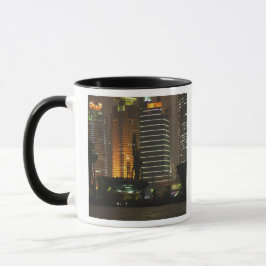 Nachtblick auf die Höhen in Pudong New Area durch Tasse