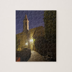 Nachtblick auf die Kirche in der Abenddämmerung, P