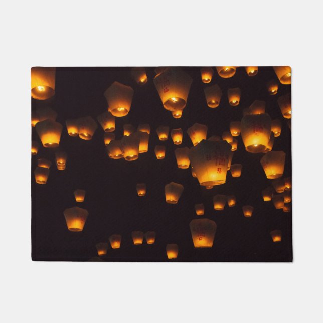 Nachtblick auf Sky Lanterns Fußmatte (Vorderseite)