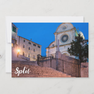 Nachtblick auf Treppe und Kirche in Split, Kroatie