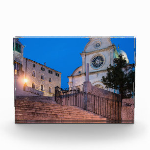 Nachtblick auf Treppe und Kirche in Split, Kroatie Fotoblock
