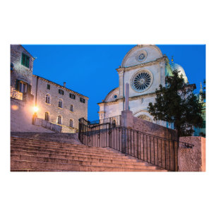 Nachtblick auf Treppe und Kirche in Split, Kroatie Fotodruck