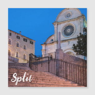 Nachtblick auf Treppe und Kirche in Split, Kroatie Magnetkarte