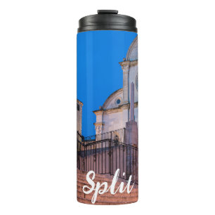 Nachtblick auf Treppe und Kirche in Split, Kroatie Thermosbecher