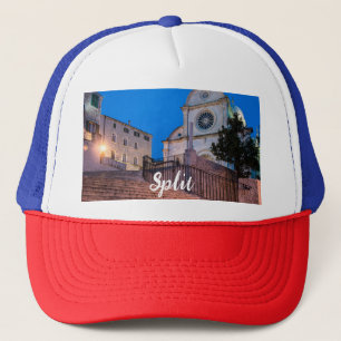 Nachtblick auf Treppe und Kirche in Split, Kroatie Truckerkappe