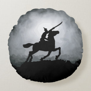 Nachtfall Triumph: Ritter in Nebel Rundes Kissen