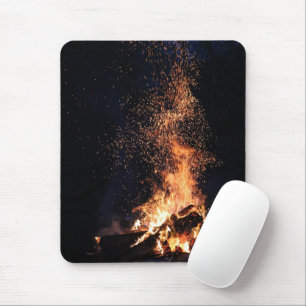 Nachtfeuer im Lager Mousepad