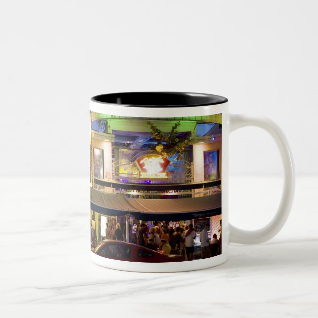 Nachtleben am Ocean Drive, South Beach, Miami Zweifarbige Tasse (Rechts)