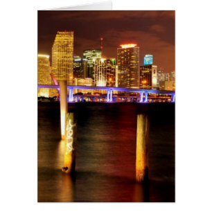Nachts die Skyline von Miami, Florida
