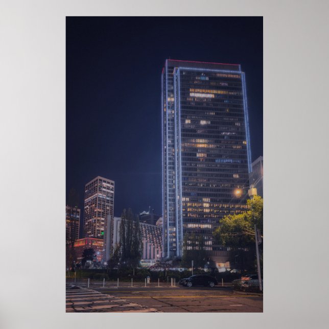 Nachts Skyline in lebhaften Lichten Poster (Vorne)