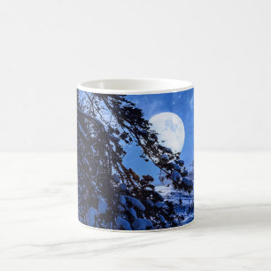 Nachts über schneebedeckten Tannenbaum und Meeresk Kaffeetasse