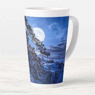 Nachts über schneebedeckten Tannenbaum und Meeresk Milchtasse