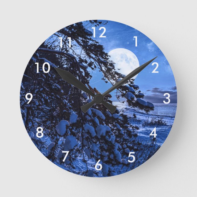 Nachts über schneebedeckten Tannenbaum und Meeresk Runde Wanduhr (Vorderseite)