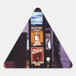 Nachtverkehr auf dem New York Times Square Dreieckiger Aufkleber
