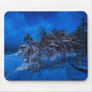 Nachtwinterszene mit schneebedeckten Kiefern Mousepad