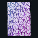 Nachtwüste Saguaro Cacti Muster Wasserfarbe Geschirrtuch<br><div class="desc">Dekorieren Sie Ihre Küche mit diesem lila und blauen Kakteen-Handtuch. Macht ein großartiges Hauswärme- oder Hochzeitsgeschenk! Sie können ihn anpassen und auch Text hinzufügen. Karo in meinem Shop für viel mehr Farben und Muster!</div>