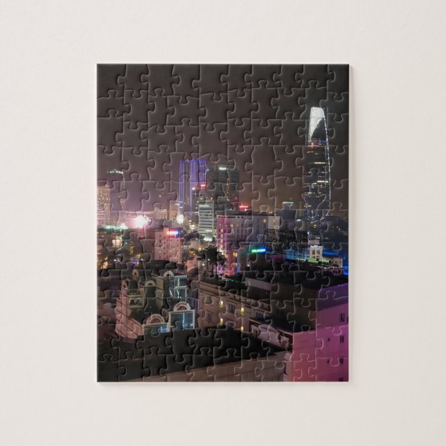Nachtzeit-Stadtbild von Ho Chi Minh Stadt. (Vertikal)
