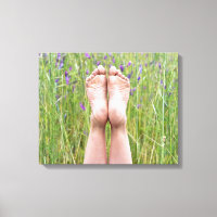 nackte Füße in Wildblumen