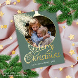 Nadeln Gold aus dem klassischen weißen Pine Tree Folien Feiertagspostkarte<br><div class="desc">Moderne Weihnachtsfeiertage Grußkarte mit weißen Kiefernnadeln Kränze Blätter Muster auf einem klassisch grauen Hintergrund, mit echtem goldenen Folie Frohe Weihnachtswunsch Text. Mit Option und Raum, um den Text, Familienname und Jahresdatum, und fügen Sie ein persönliches Foto Ihrer Wahl auf der Vorderseite, und eine anpassbare Saison Grußmeldung auf der Rückseite der...</div>