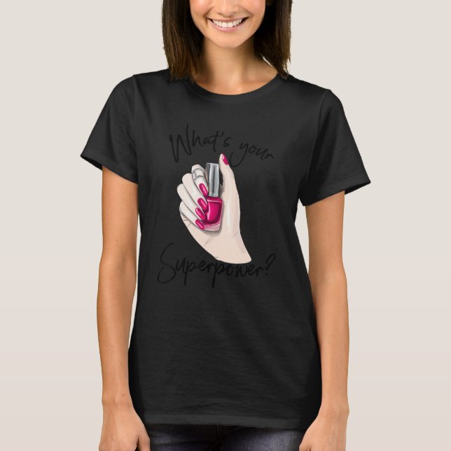 Nageltechnikerin Mädchen zeigt Nagelpolnisch für F T-Shirt (Vorderseite)