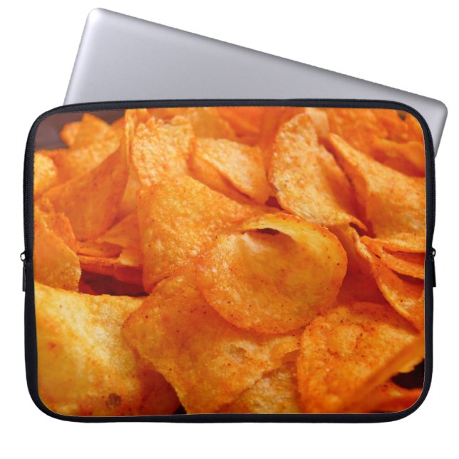 Nah aus saftig, knusprig, Pommes frites auf schwar Laptopschutzhülle (Vorderseite)