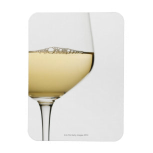 Nah oben vom Glas weißem Wein auf Weiß Magnet