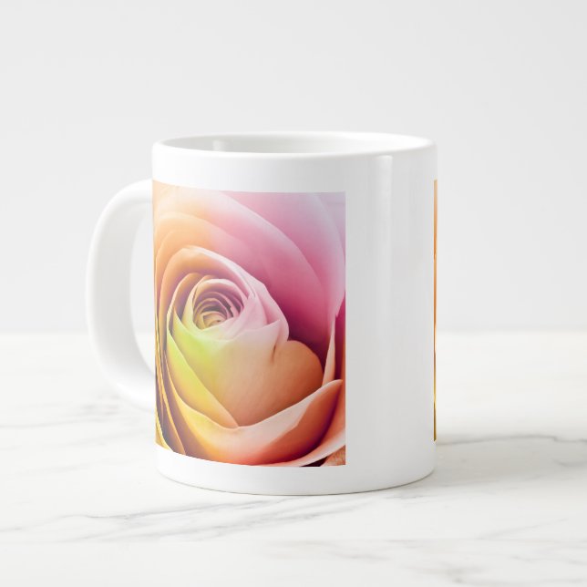 Nah oben von den bunten Rosen-Blumenblättern Jumbo-Tasse (Vorderseite Links)