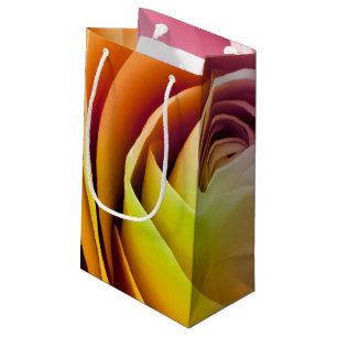 Nah oben von den bunten Rosen-Blumenblättern Kleine Geschenktüte