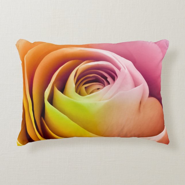 Nah oben von den bunten Rosen-Blumenblättern Zierkissen (Vorderseite)
