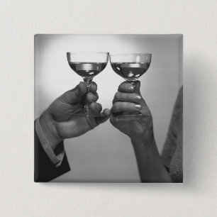 Nah oben von den Paaren, die mit weißem Wein B&W Button