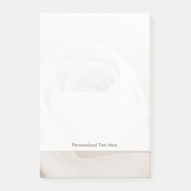 Nah oben von den weißen Rosen-Blumenblättern Post-it Klebezettel (Vorderseite)