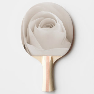 Nah oben von den weißen Rosen-Blumenblättern Tischtennis Schläger