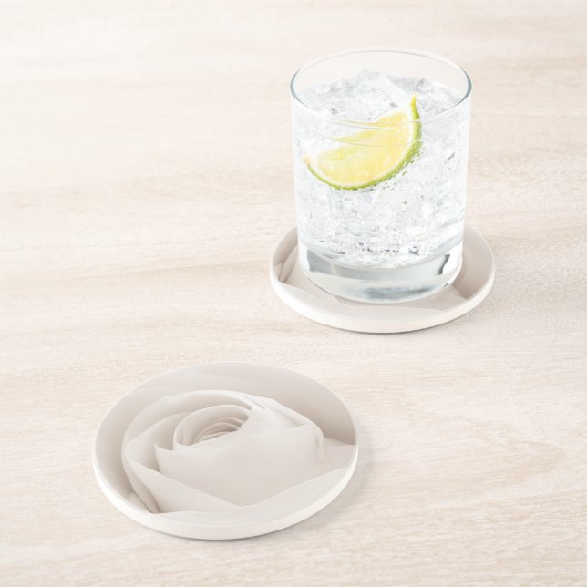 Nah oben von den weißen Rosen-Blumenblättern Untersetzer (Seite)