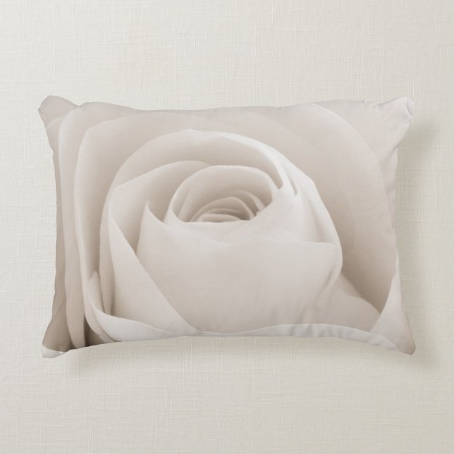 Nah oben von den weißen Rosen-Blumenblättern Zierkissen (Vorderseite)