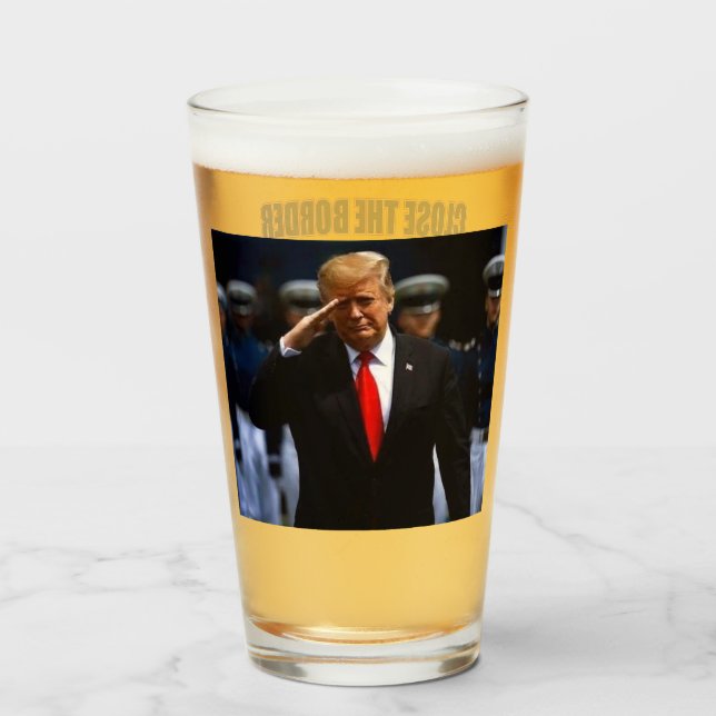 Nah: Trump 2024: Bohrbohrer an den Grenzen Glas (Vorne (Gefüllt))