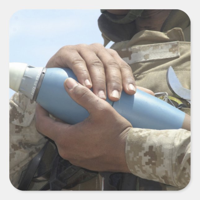 Nah-up-Ansicht eines Soldaten, der eine Munition k Quadratischer Aufkleber (Vorderseite)