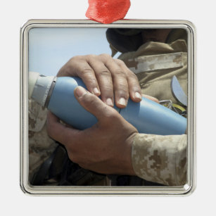 Nah-up-Ansicht eines Soldaten, der eine Munition k Silbernes Ornament
