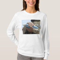 Nah-up-Ansicht eines Soldaten, der eine Munition k