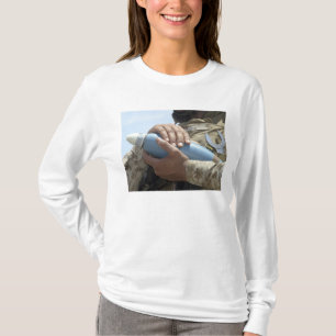 Nah-up-Ansicht eines Soldaten, der eine Munition k T-Shirt