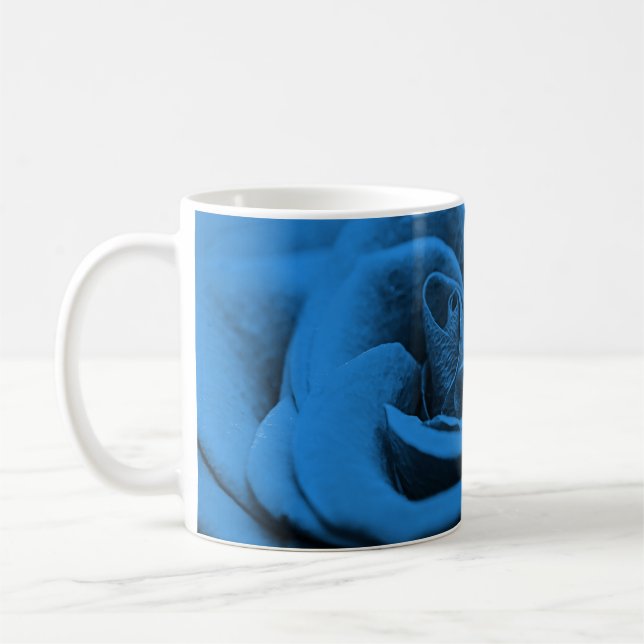 Nah-up blaue rote Rose, Makro-Schönheit. Kaffeetasse (Links)
