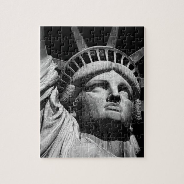 Nah-up-Schwarz-weiße Freiheitsstatue New York (Vertikal)