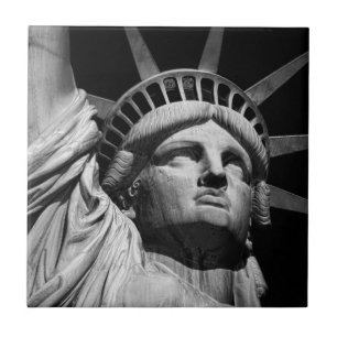 Nah-up-Schwarz-weiße Freiheitsstatue New York Fliese