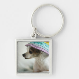 Nahaufnahme Chihuahua, die einen Hut tragen Schlüsselanhänger