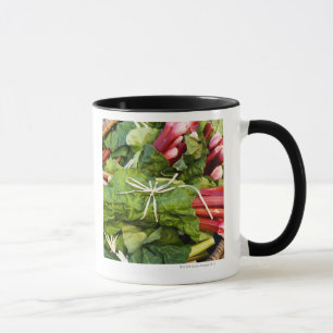 Nahaufnahme der Bündel Rhabarbers im Korb Tasse