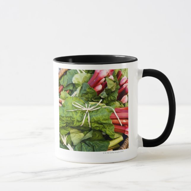 Nahaufnahme der Bündel Rhabarbers im Korb Tasse (Rechts)